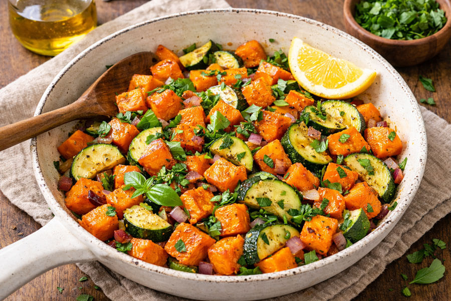 Basische Rezepte Abendessen – 5 leichte Gerichte basische sueskartoffel zucchini pfanne abendessen.jpg